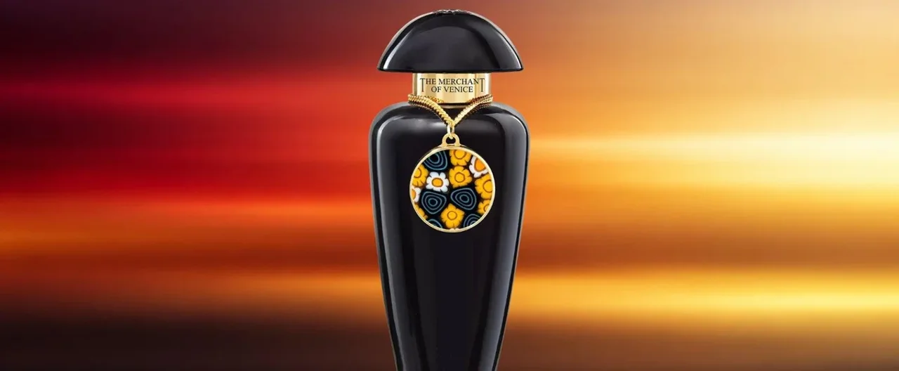 نقد و بررسی عطر د مرچنت آو ونیس سافران لومیر؛ تلاقی زعفران، توت‌فرنگی و کندر